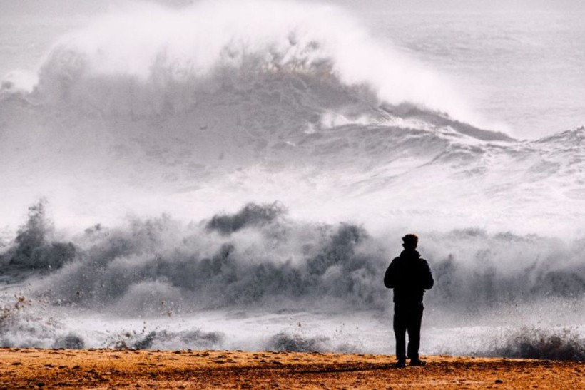 Como vila de pescadores em Portugal aprendeu a conviver com ondas de 30 metros