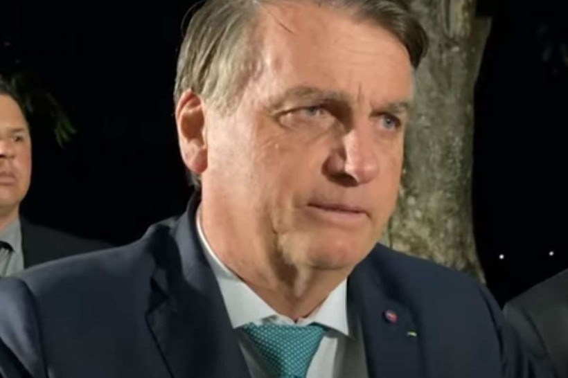 Bolsonaro corrige fake news de apoiador sobre lei de Lula que permite incesto