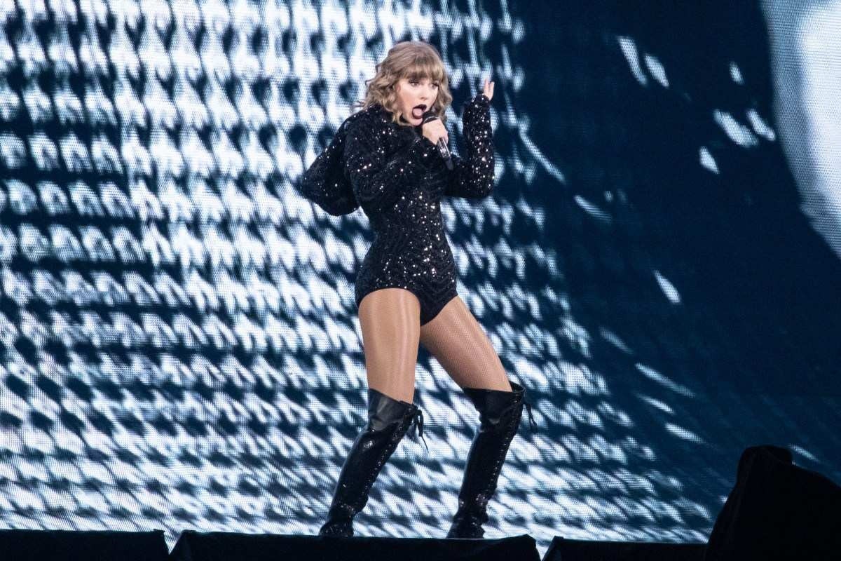 Taylor Swift interrompe show e pede fim de ataques ao ex-namorado