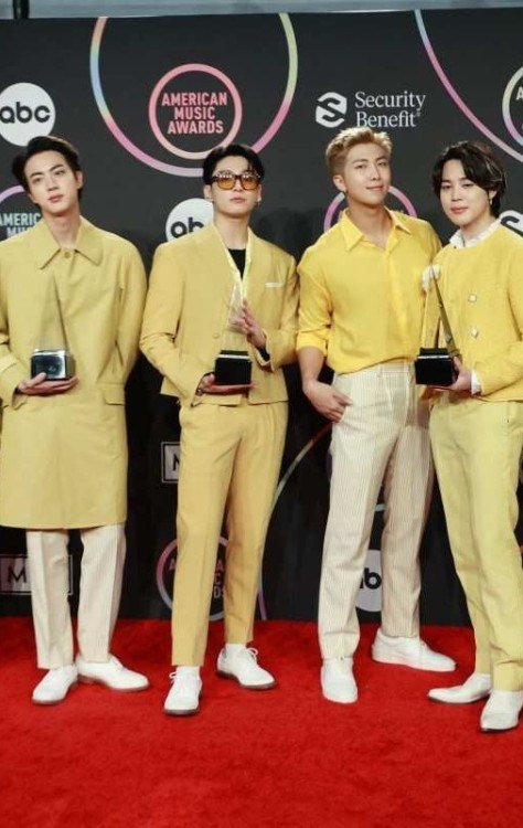  LOS ANGELES, CALIFORNIA - NOVEMBER 21: (L-R) V, Suga, Jin, Jungkook, RM, Jimin, and J-Hope of BTS, winners of the Favorite Pop Song, Favorite Pop Duo or Group, and Artist of the Year awards, pose in the press room during the 2021 American Music Awards at Microsoft Theater on November 21, 2021 in Los Angeles, California.   Matt Winkelmeyer/Getty Images for MRC/AFP (Photo by Matt Winkelmeyer / GETTY IMAGES NORTH AMERICA / Getty Images via AFP)
       -  (crédito:  Getty Images via AFP)