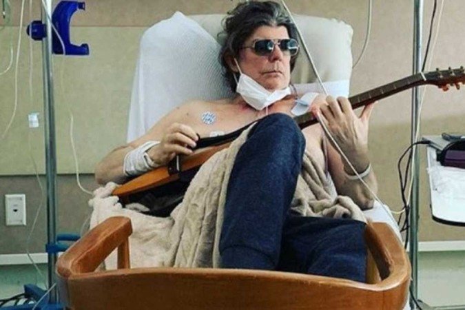 Em uma imagem publicada no Instagram, Mello aparece durante uma sessão de fisioterapia -  (crédito: Reprodução/Instagram/@brancomello)