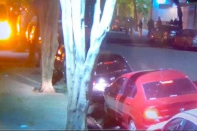 Câmeras de segurança filmam o momento do ataque a sede do jornal Clarín -  (crédito: Reprodução)