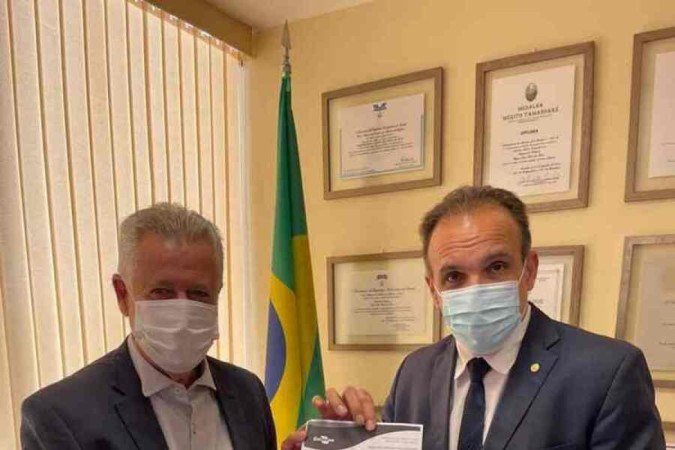 Rodrigo Rollemberg em encontro com o deputado Hugo Leal, relator do Orçamento de 2022