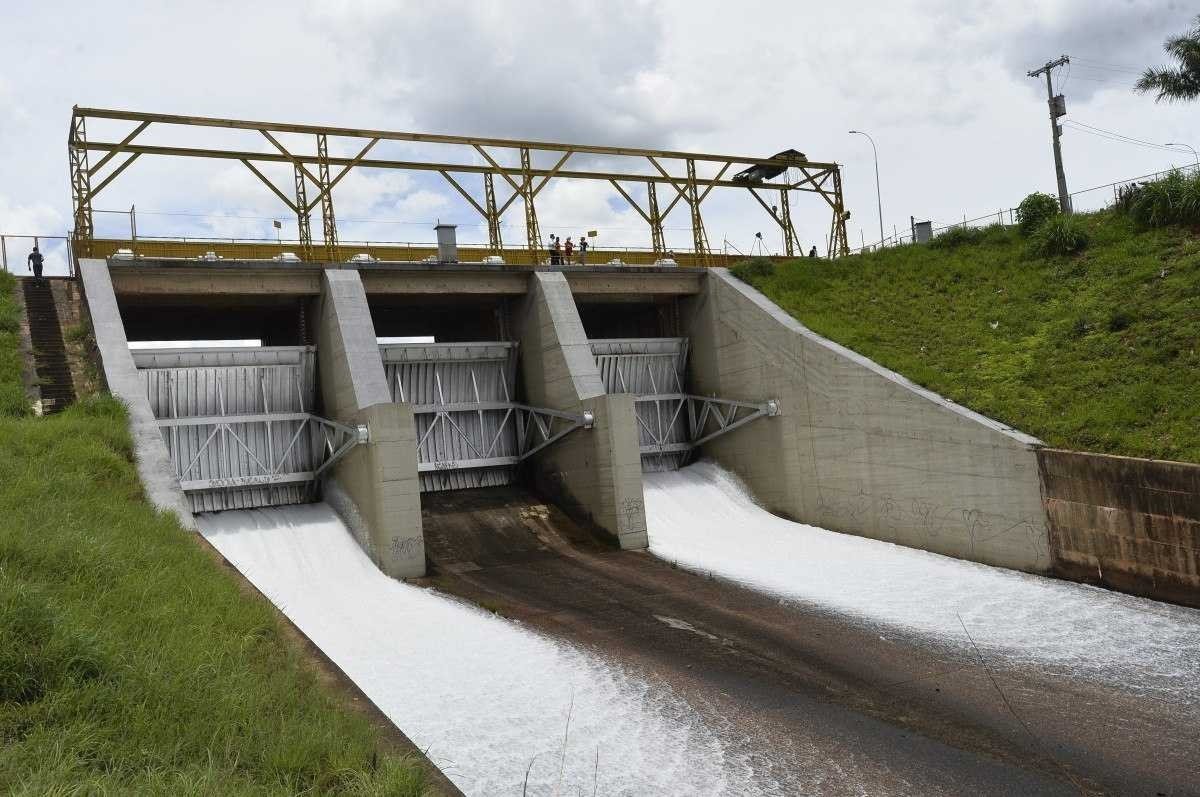  24/11/2021 Crédito: Minervino Júnior/CB/D.A Press. Brasil.  Brasilia - DF. Abertura das comportas da Barragem do Lago Paranoá.