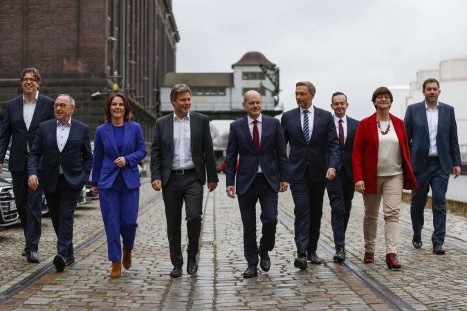  (L-R) The political managing director of Germany's Greens (Die Gruenen) party Michael Kellner, Germany's Social Democratic SPD party co-leader Norbert Walter-Borjans, the co-leaders of Germany's Greens (Die Gruenen) party Annalena Baerbock and Robert Habeck, the Social Democrats (SPD) candidate for Chancellor Olaf Scholz, Germany's Free Democratic Party (FDP) leader Christian Lindner, the Secretary general of the Free Democratic Party (FDP) Volker Wissing, Germany's Social Democratic SPD party co-leader Saskia Esken, SPD party Lars Klingbeil, arrive for a group photo on November 24, 2021 at Westhafen center in Berlin, after a final session of coalition talks. - Two months after the SPD beat Angela Merkel's conservative CDU-CSU coalition in a general election, its negotiators put the finishing touches on the deal with the Social Democrats (SPD), the Greens and liberal Free Democrats (FDP) that will install outgoing Finance Minister Olaf Scholz (SPD), 63, as chancellor. (Photo by Odd ANDERSEN / AFP)
      