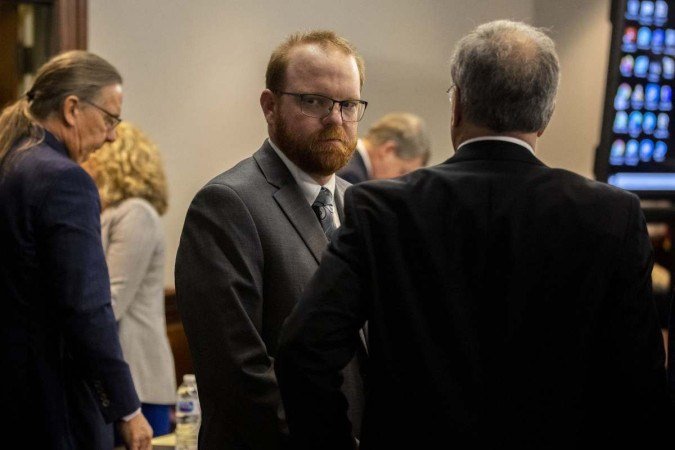 Travis Michael olha em direção à mãe e à irmã, na sala do tribunal de Brunswick (Geórgia): possível pena perpétua - (crédito: Stephen B. Morton-Pool/Getty Images/AFP) Travis Michael olha em direção à mãe e à irmã, na sala do tribunal de Brunswick (Geórgia): possível pena perpétua - (crédito: Stephen B. Morton-Pool/Getty Images/AFP)