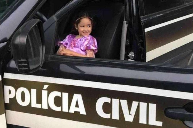 A garotinha Malu, feliz da vida na viatura da Polícia Civil - (crédito: Polícia Civil/Divulgação) A garotinha Malu, feliz da vida na viatura da Polícia Civil - (crédito: Polícia Civil/Divulgação)