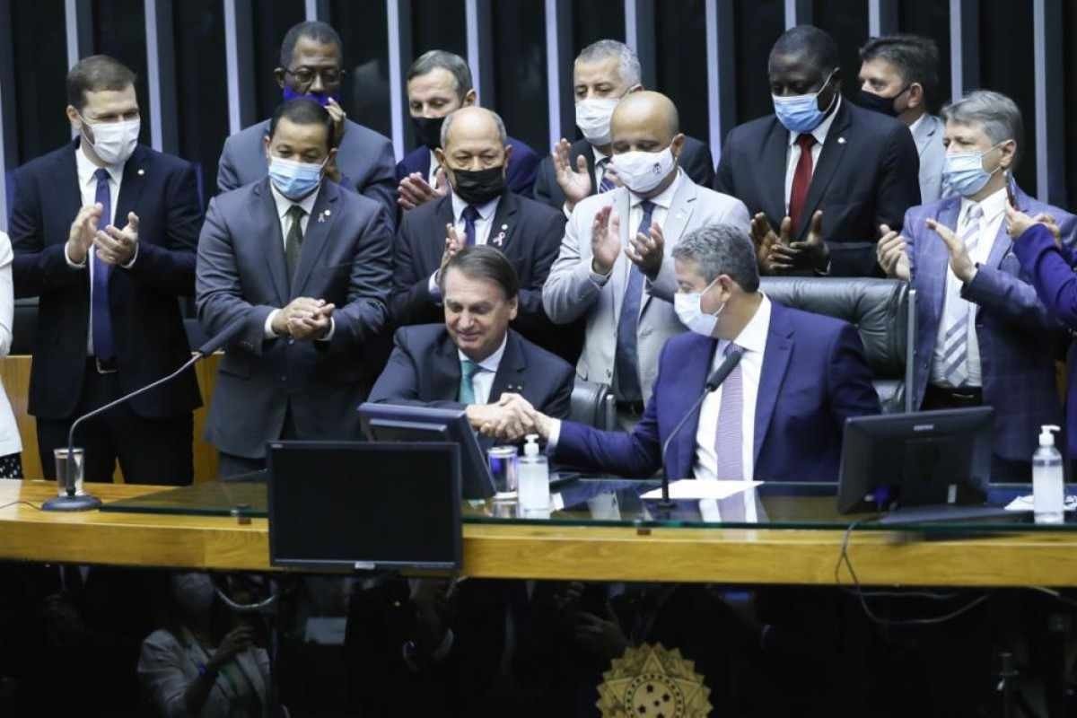 Bolsonaro recebe medalha na Câmara em meio a gritos de 