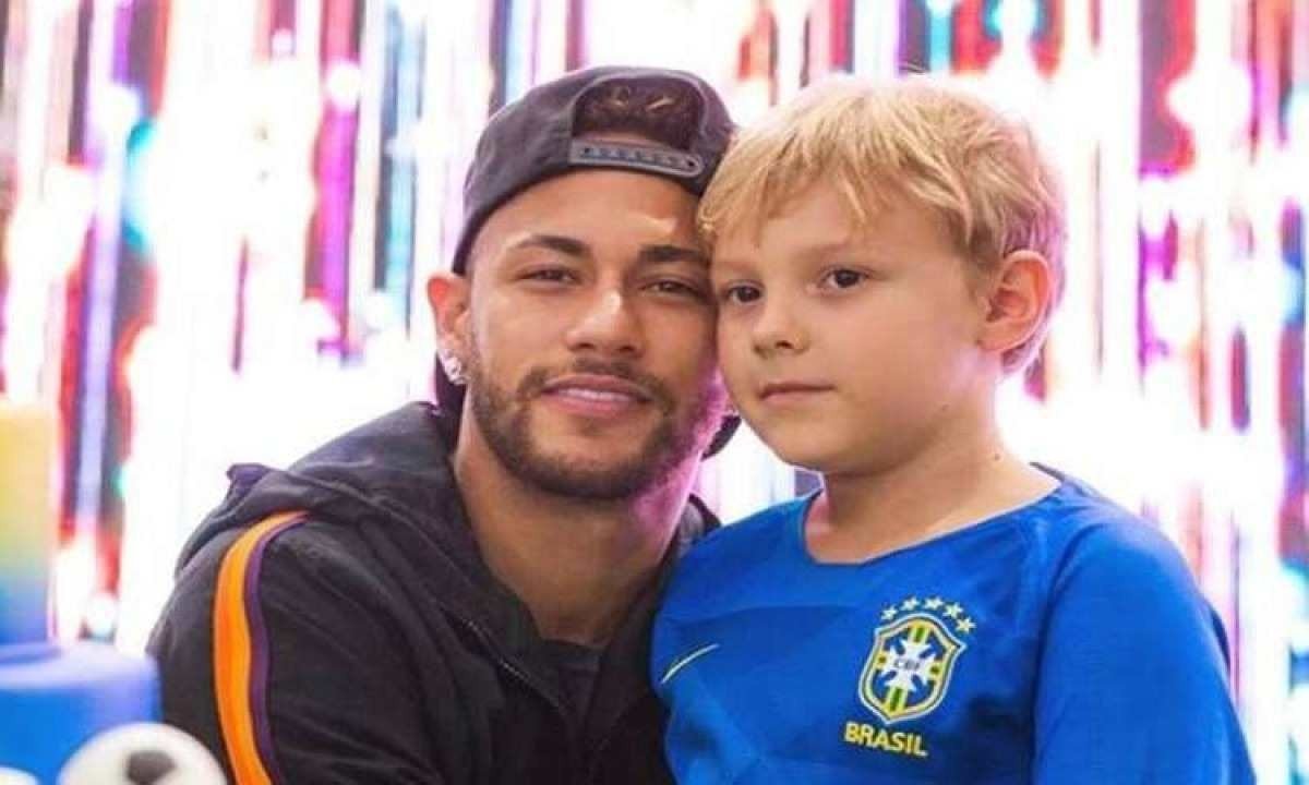 Neymar lamenta passar pouco tempo com o filho: 'Sinto falta'