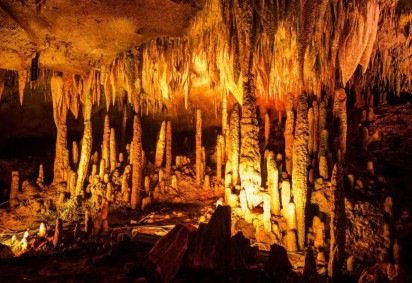 Estalactites na caverna de Shennong têm indícios de que chuvas de monções intensas contribuíram para o fim da próspera Liangzhu - (crédito: Haiwe Zang/Divulgação ) Estalactites na caverna de Shennong têm indícios de que chuvas de monções intensas contribuíram para o fim da próspera Liangzhu - (crédito: Haiwe Zang/Divulgação )