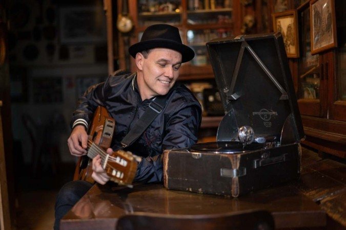 João diz se sentir muito à vontade em uma roda de samba -  (crédito:  Alexandre Suplicy/Divulgação)