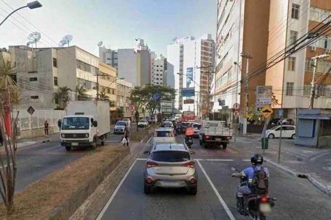 Ocorrência foi atendida pela Polícia Militar em um edifício localizado na Avenida Presidente Itamar Franco, no Centro de Juiz de Fora - (crédito: Google street view/Reprodução) Ocorrência foi atendida pela Polícia Militar em um edifício localizado na Avenida Presidente Itamar Franco, no Centro de Juiz de Fora - (crédito: Google street view/Reprodução)