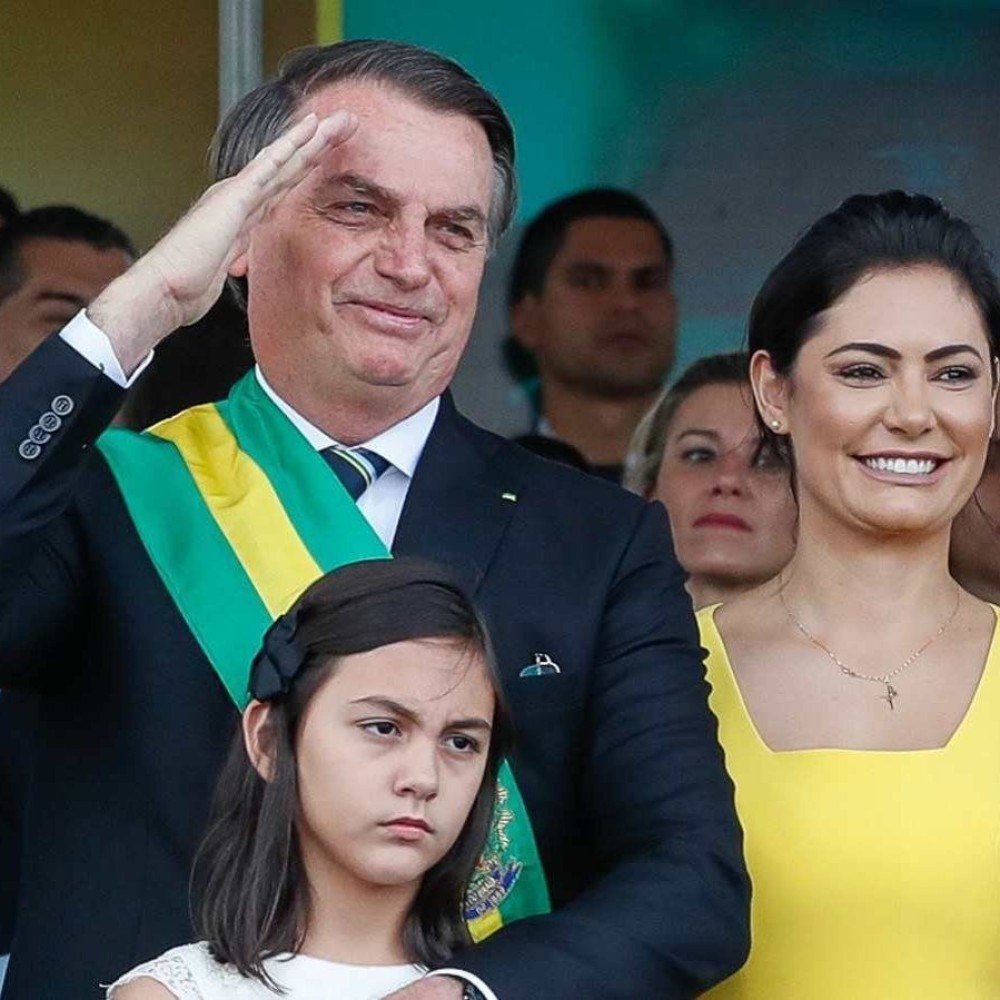 Bolsonaro diz participar pouco da educação da filha: 90% é com a mãe