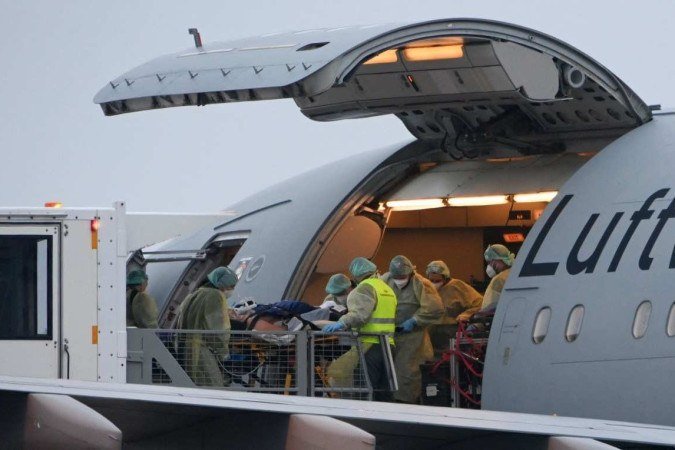 Médicos embarcam pacientes com a covid-19 em um Airbus A310-900, em Memmingen, no sul da Alemanha: hospitais lotados - (crédito: Christof Stache/AFP) Médicos embarcam pacientes com a covid-19 em um Airbus A310-900, em Memmingen, no sul da Alemanha: hospitais lotados - (crédito: Christof Stache/AFP)