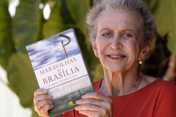  25/11/2021 Cr..dito: Carlos Vieira/CB/D.A Press. Brasil. Brasilia - DF...Dad Squarisi lam..a o livro "Maravilhas de Brasilia"....
    