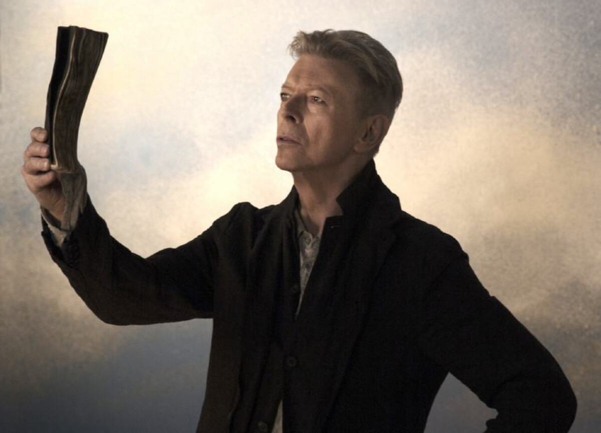 Canção inédita de David Bowie é um dos laçamentos previstos entre produtora e os detentores dos direitos do artista -  (crédito: Imagem / Reprodução)