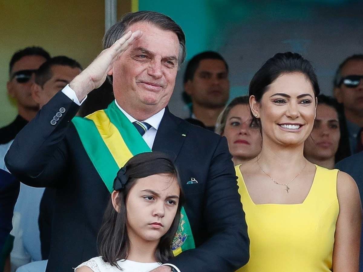 Bolsonaro diz participar pouco da educação da filha: 