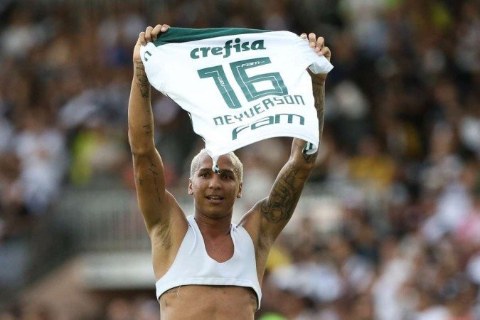 Deyverson comemora gol do título brasileiro em 2018