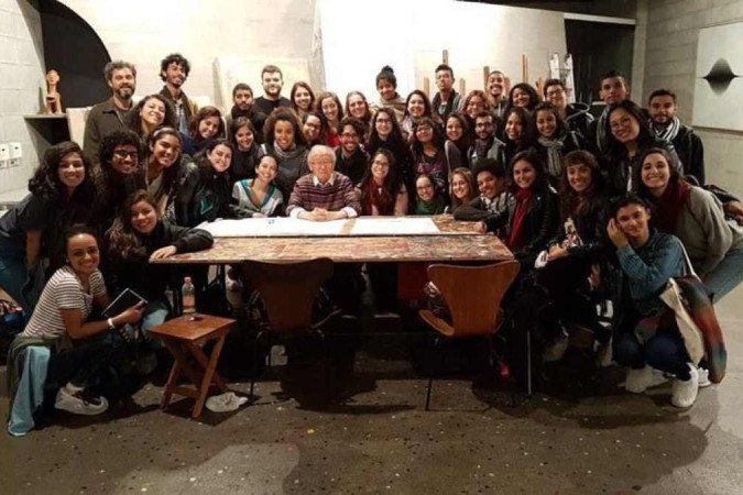 Ruy Ohtake ao lado de estudas da Faculdade de Arquitetura e Urbanismo da UnB