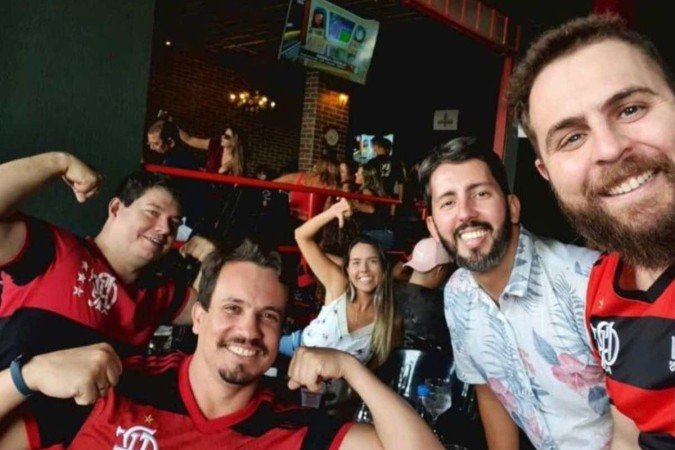 Deputado Leandro Grass torcedor do Botafogo em meio a flamenguistas - Eixo Capital