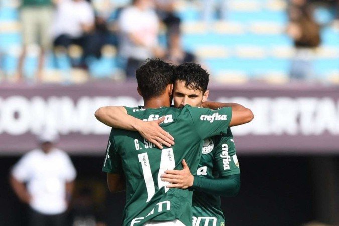 Gustavo Scarpa e Raphael Veiga se cumprimentam em campo