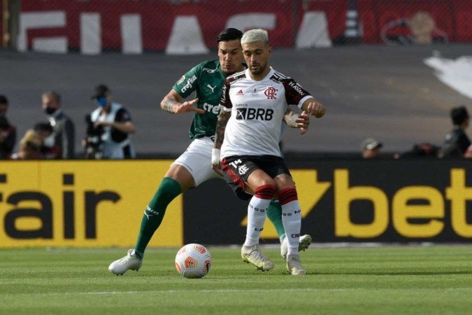 Gustavo Gómez tenta dar o bote em Arrascaeta