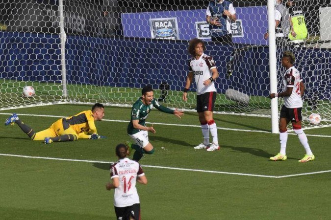 Raphael Veiga abre o placar na final da Libertadores