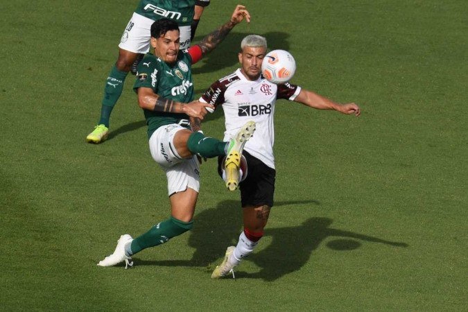 Gustavo Gómez e Arrascaeta disputam a bola