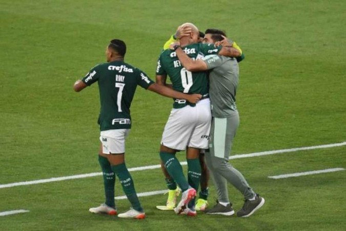 Deyverson é abraçado pelo técnico Abel Ferreira e companheiros