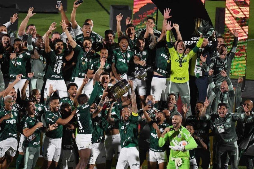  27/11/2021 Crédito: EITAN ABRAMOVICH/AFP. Palmeiras players celebrate after defeating Flamengo in the Copa Libertadores football tournament all-Brazilian final match, at the Centenario stadium in Montevideo, on November 27, 2021.        