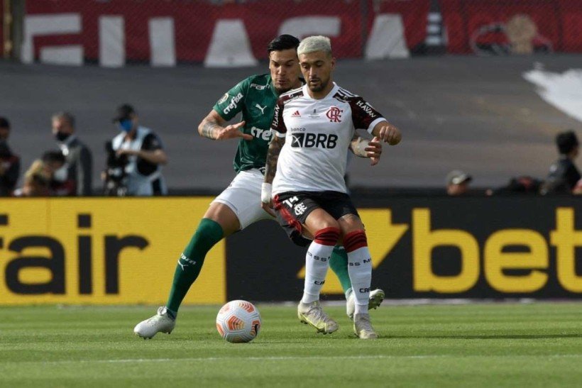 Gustavo Gómez tenta dar o bote em Arrascaeta