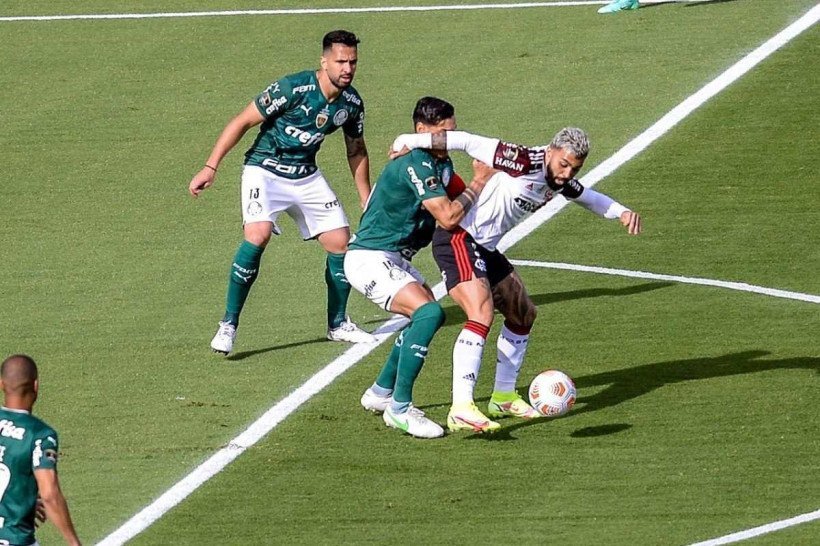 Gabriel Barbosa sob a marcação palmeirense