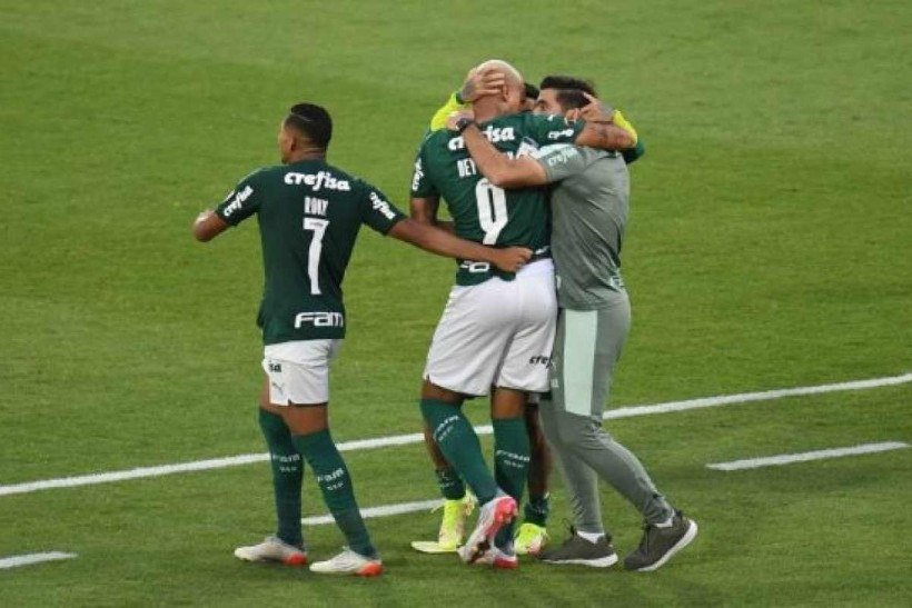 Deyverson é abraçado pelo técnico Abel Ferreira e companheiros