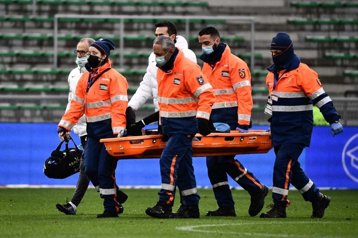 Neymar sofre contusão no tornozelo esquerdo e deixa jogo do PSG chorando