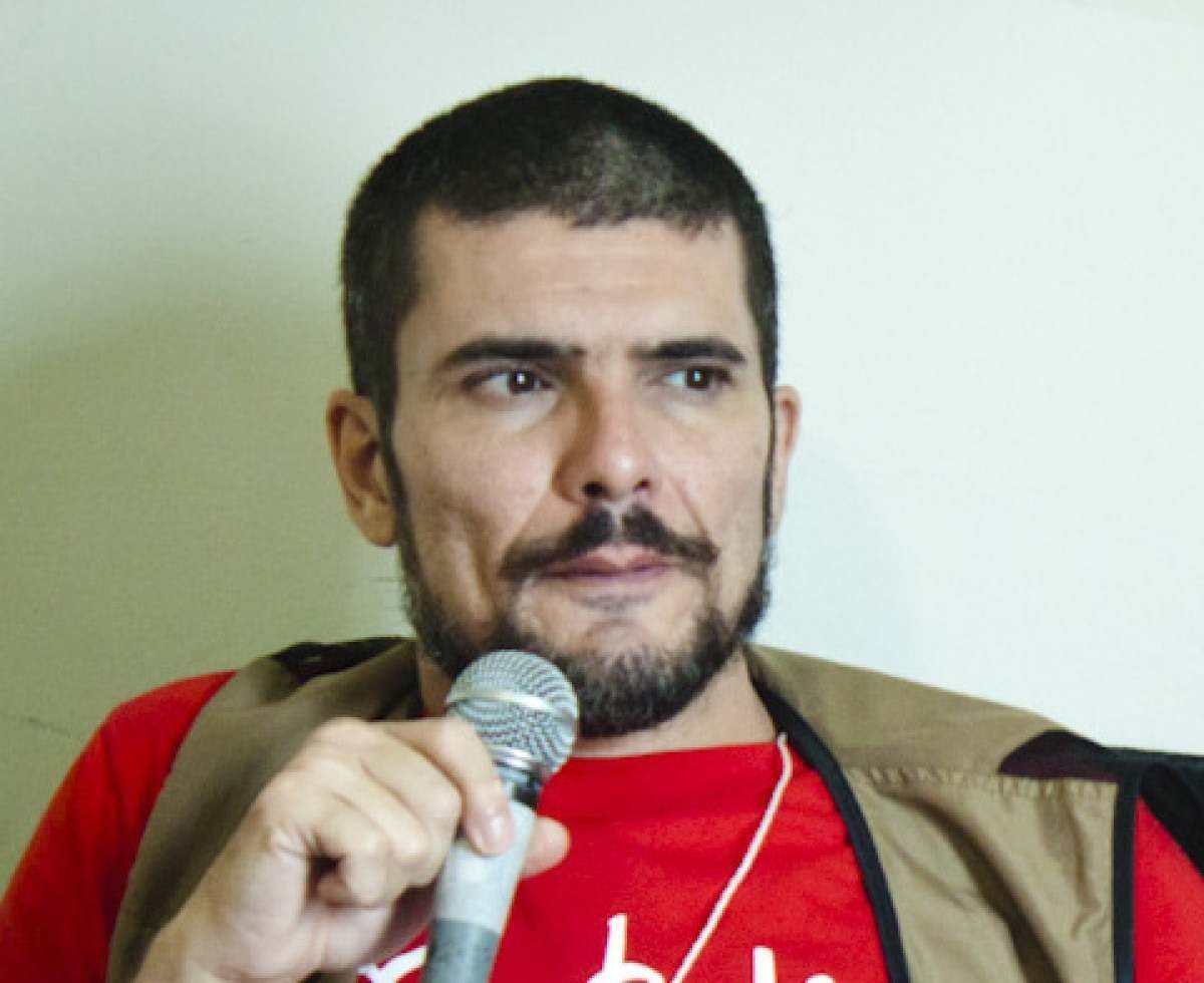 Chargista Carlos Latuff participa, nesta quarta, de encontro no CED 1 da Estrutural