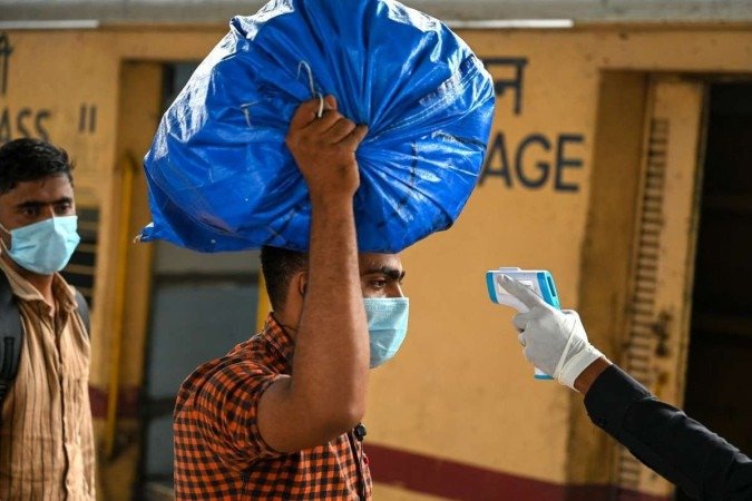 Indiano tem a temperatura medida em estação de Mumbai: precaução ante a disseminação da ômicron