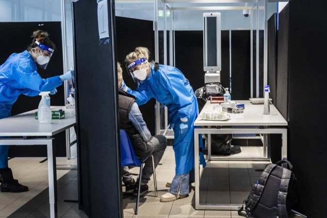 Viajante da África do Sul se submete a teste de detecção do coronavírus no aeroporto de Schiphol, na Holanda -  (crédito: AFP)