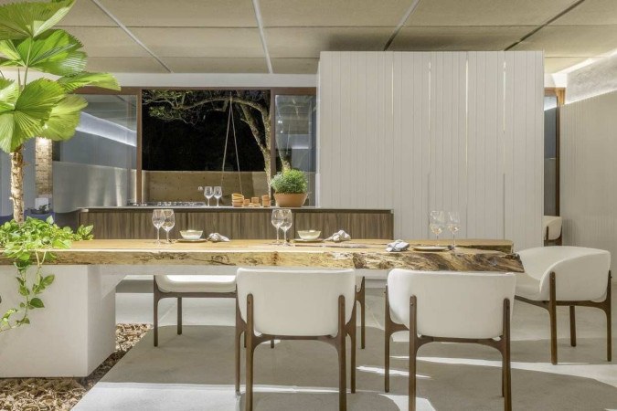 Living Kit House & Tektons integra la cocina, el comedor y la sala de estar: los utensilios y el fregadero están ocultos en un gabinete de diseño personalizado 