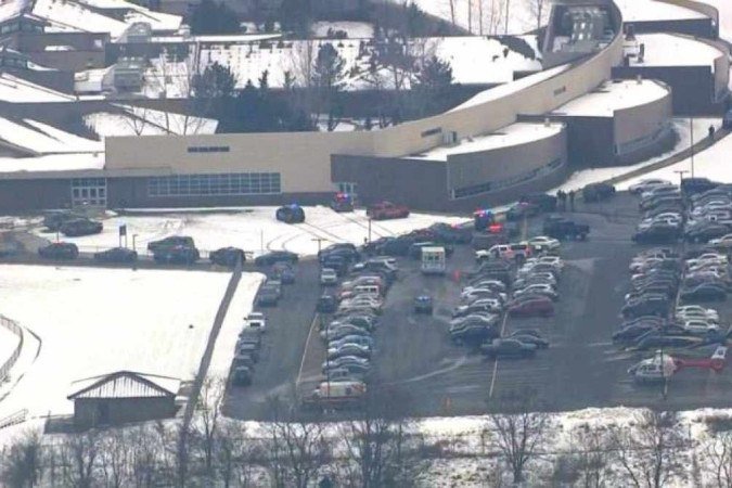 Momento em que a polícia e os bombeiros chegam à Oxford High School, após o recebimento das ligações pedindo socorro - (crédito: CNN Internacional) Momento em que a polícia e os bombeiros chegam à Oxford High School, após o recebimento das ligações pedindo socorro - (crédito: CNN Internacional)