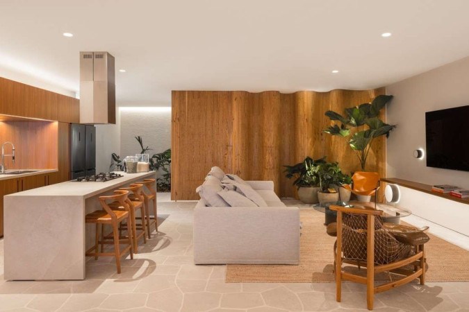 En el proyecto de Maria Araújo, la cocina y la sala de estar juntas permiten la interacción entre la cocina y los invitados.