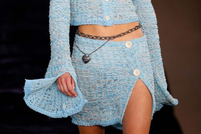 O crochê pode vir em um conjuntinho, 
como este da Acne Studios, apresentado 
na última semana de moda de Paris