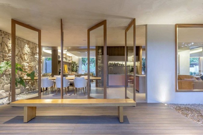 En el espacio de la arquitecta Cybele Barbosa, la zona de cocina se une a la zona de ocio, la zona de estar y un balcón.