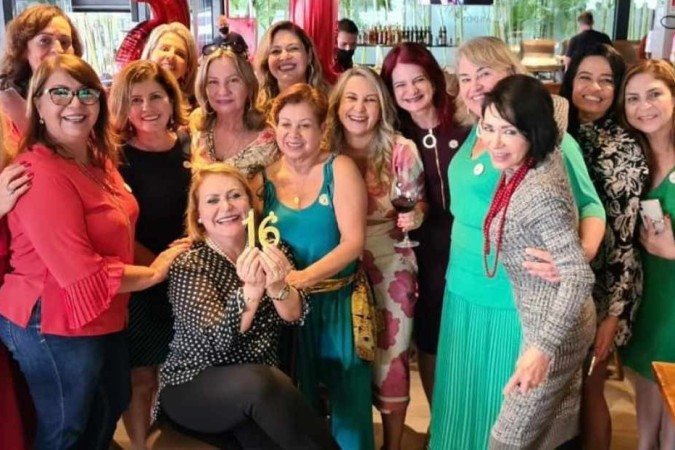 Rachel Alves Nariyoshi (sentada) e parte das integrantes da Confraria Amigas do Vinho: celebração pelos 16 anos do grupo -  (crédito: Arquivo pessoal)