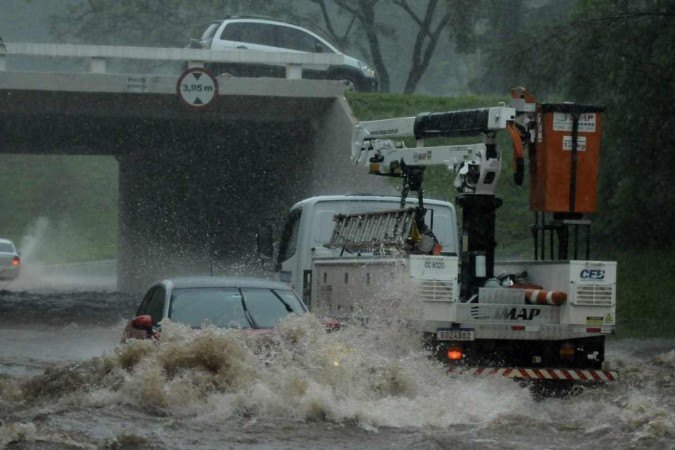 Nível da água encobriu os veículos no Plano Piloto
