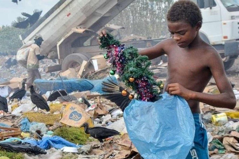 Gabriel, catador de lixo de 12 anos