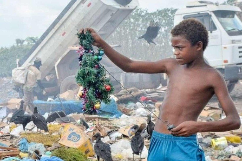 Gabriel, catador de lixo de 12 anos