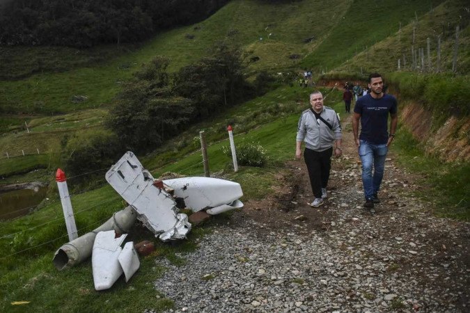 Sobrevivente da tragédia da Chapecoense visita local da queda do acidente  em 2016