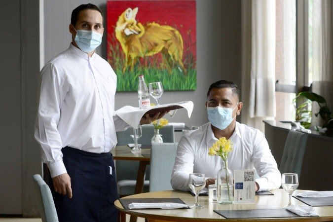 02/12/2021. Cr..dito: Marcelo Ferreira/CB/D.A Press. Brasil. Brasilia - DF. Chances de emprego e renda para gar..ons e cozinheiros nesta pandemia com a libera....o de bares e restaurantes em funcionarem no hor..rio normal. Nilson Favacho, chefe de cozinha de um hotel do Setor Hoteleiro Norte (SHN), e Tiago Santana, 26, gar..om do restaurante do hotel. - (crédito: Marcelo Ferreira/CB/D.A.Press) 02/12/2021. Cr..dito: Marcelo Ferreira/CB/D.A Press. Brasil. Brasilia - DF. Chances de emprego e renda para gar..ons e cozinheiros nesta pandemia com a libera....o de bares e restaurantes em funcionarem no hor..rio normal. Nilson Favacho, chefe de cozinha de um hotel do Setor Hoteleiro Norte (SHN), e Tiago Santana, 26, gar..om do restaurante do hotel. - (crédito: Marcelo Ferreira/CB/D.A.Press)