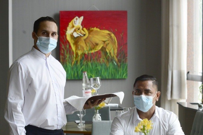 Chefe de cozinha de hotel, Nilson Favacho, 42 anos, ao lado do garçom Tiago Santana, de 26 - (crédito: Marcelo Ferreira/CB/D.A.Press) Chefe de cozinha de hotel, Nilson Favacho, 42 anos, ao lado do garçom Tiago Santana, de 26 - (crédito: Marcelo Ferreira/CB/D.A.Press)
