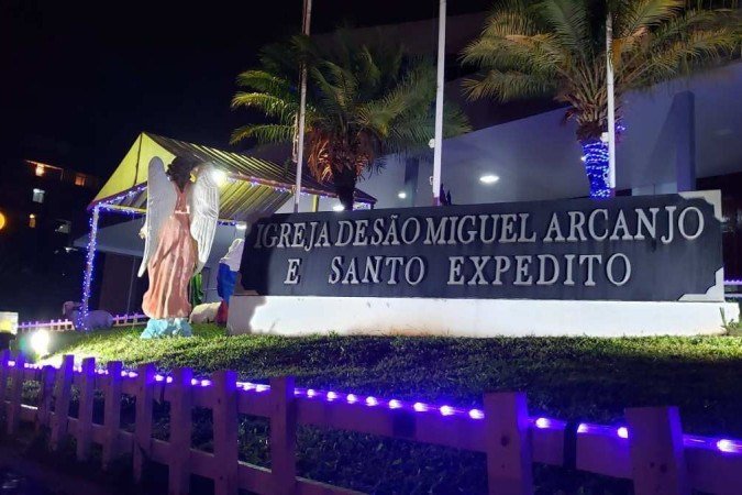 Luzes de Natal da Igreja São Miguel Arcanjo e Santo Expedito, na 304 Norte